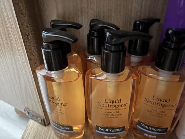 Neutrogena Liquid Neutrogena Pure Mild Facial Cleanser review photo by Dianwong
