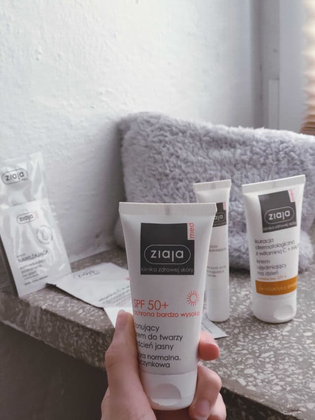 Ziaja Kuracja Ochronna SPF 50+ UVA+UVB Tonujący Krem do Twarzy Odcień Jasny review photo by protectorsolarforeve