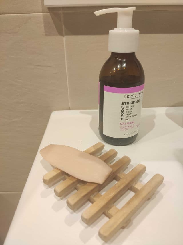 Revolution Beauty Mood Calming Cleansing Oil review photo by protectorsolarforeve
