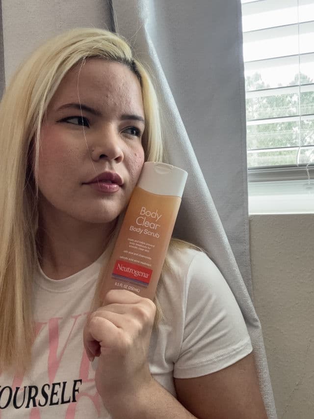 Neutrogena Body Clear Acne Treatment Body Wash with Salicylic Acid review photo by evelinugccreator