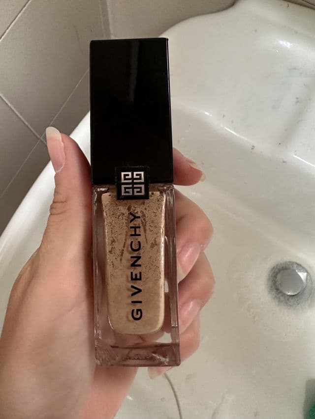 Givenchy Prisme Libre Skin-Caring Glow Foundation review photo by Cristy92