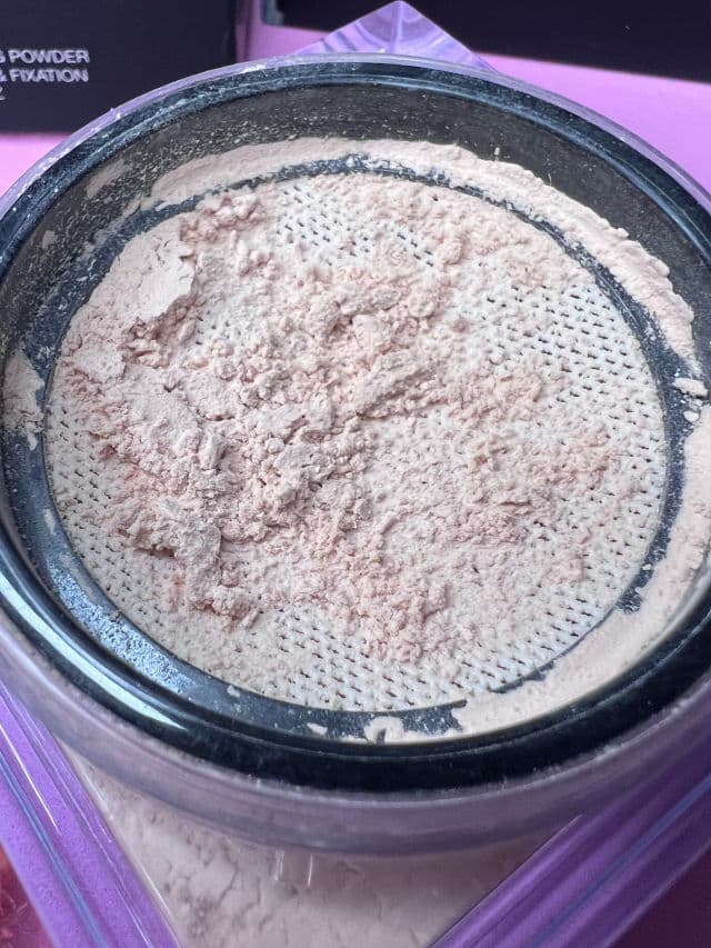 Huda Beauty Easy Bake Loose Powder review photo by Foxie1979