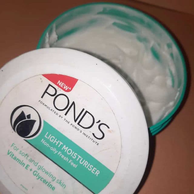 Pond's Light Moisturiser review photo by Skincarewidk