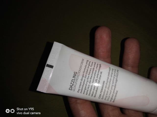 Y.O.U Dazzling Glow Up Protection Day Cream SPF 20 PA+ review photo by LelyPick