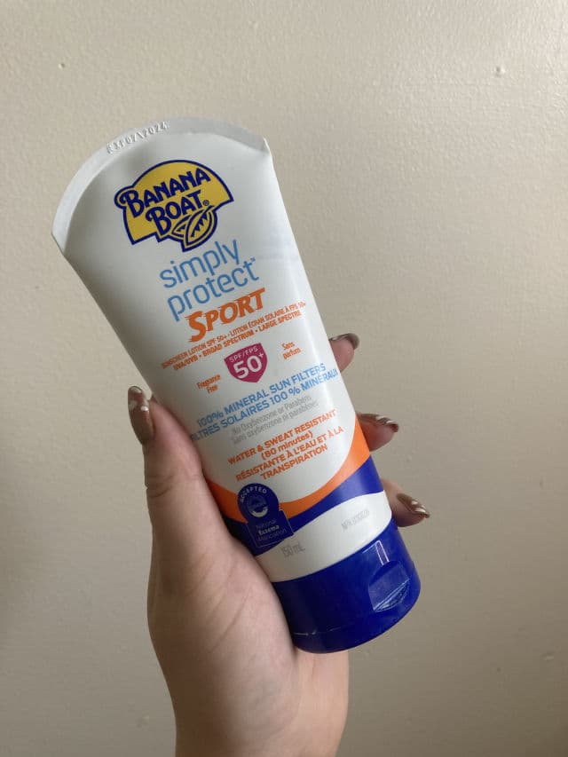Banana Boat Simply Protect Sport Sunscreen Lotion SPF 50+ review photo by simplysavvystudent