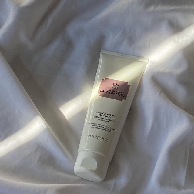 The Body Shop Drops Of Light Pure Clarifying Foam Wash review photo by Dewologyyy