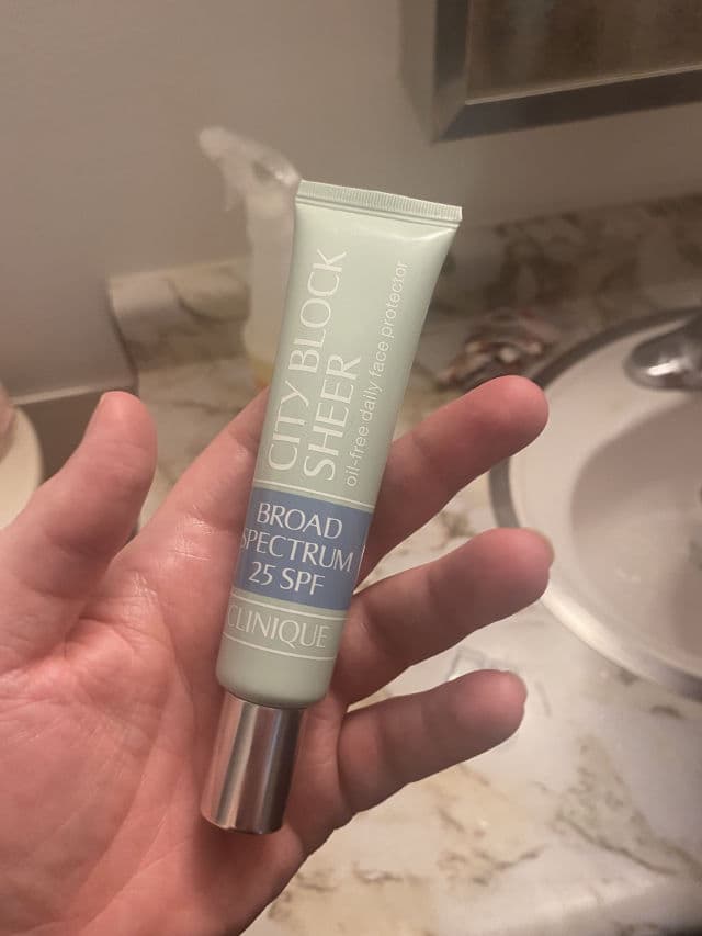 Clinique City Block Sheer Oil-Free Daily Face Protector Broad Spectrum 25 SPF review photo by picklynn