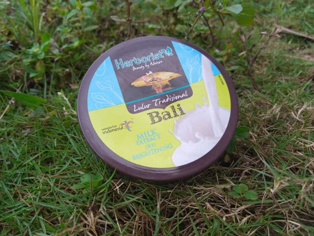 Herborist Lulur Traditional Bali Extra Scrub Milk Extract + Whitening review photo by mwasaudah