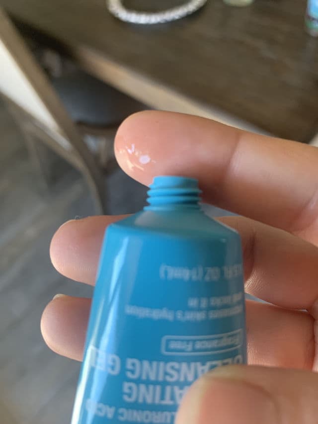 Neutrogena Hydro Boost Hydrating Cleansing Gel with Hyaluronic Acid review photo by PickyyPhat