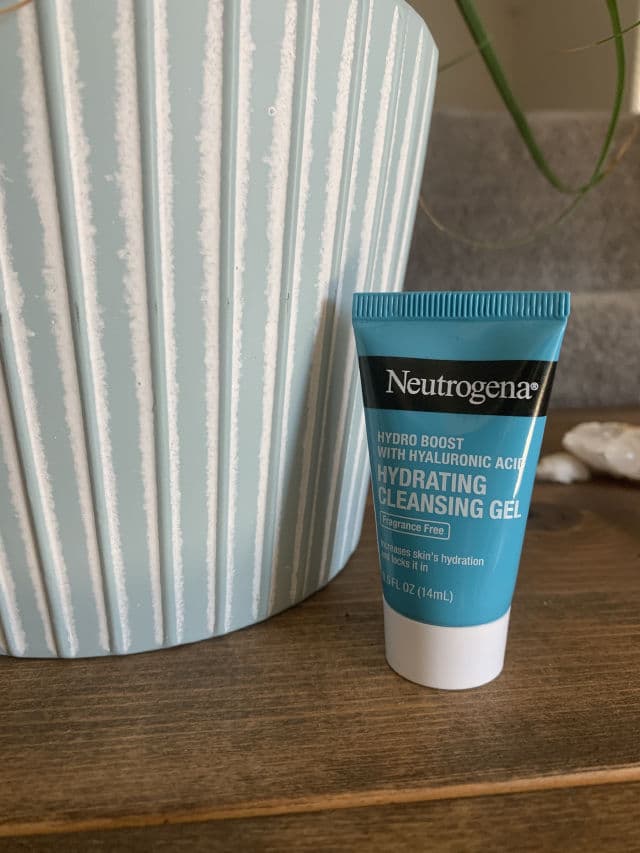 Neutrogena Hydro Boost Hydrating Cleansing Gel with Hyaluronic Acid review photo by PickyyPhat