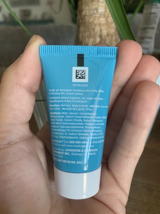 Neutrogena Hydro Boost Hydrating Cleansing Gel with Hyaluronic Acid review photo by PickyyPhat