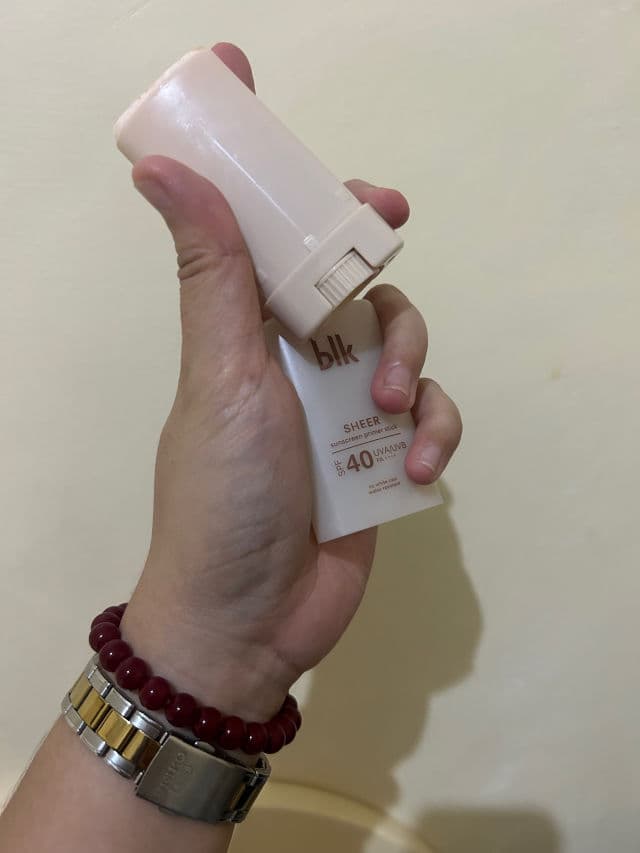 BLK Cosmetics Universal Sheer Sunscreen Primer Stick SPF40 UVA/UVB PA++++ review photo by Coffeethenskin