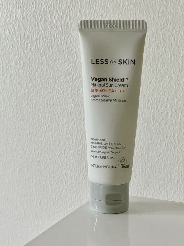 HOLIKA HOLIKA Less on Skin Vegan Shield Mineral Sun Cream SPF50+ PA++++ review photo by Hisoskin