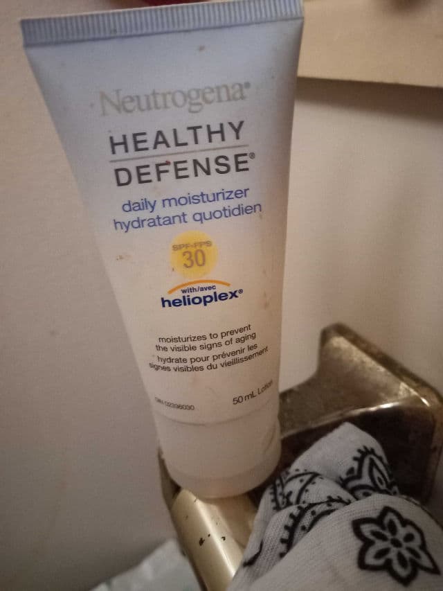 Neutrogena Healthy Defense SPF 30 Daily Moisturizer with Helioplex review photo by Haunted