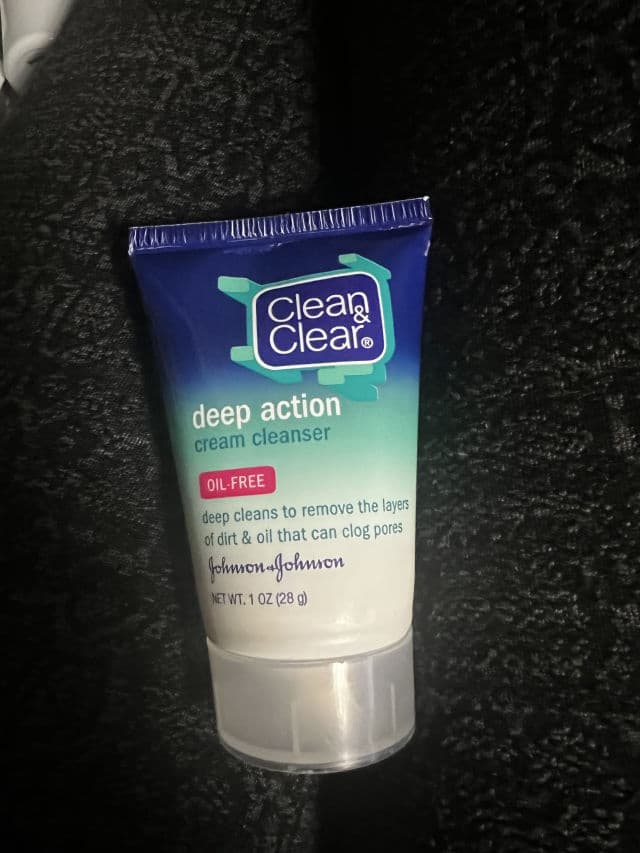 Clean & Clear Deep Action Deep Action Cream Skin Cleanser review photo by chloeskyxo