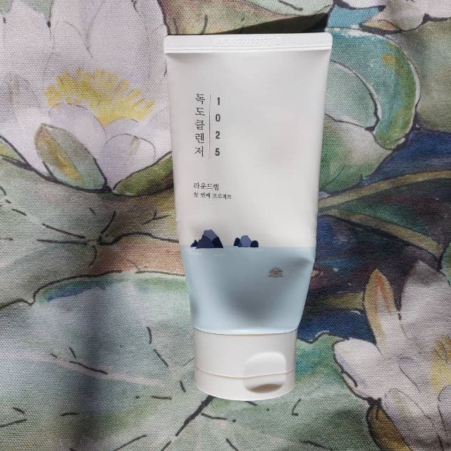 Round Lab 1025 Dokdo Cleanser review photo by lavenderduck