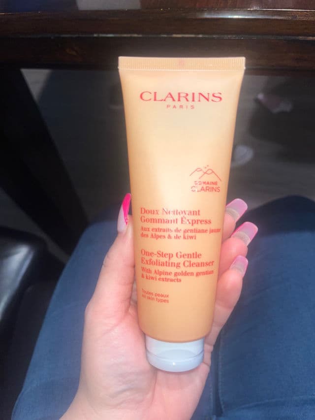 Clarins One-Step Gentle Exfoliating Cleanser review photo by queenvmakeup