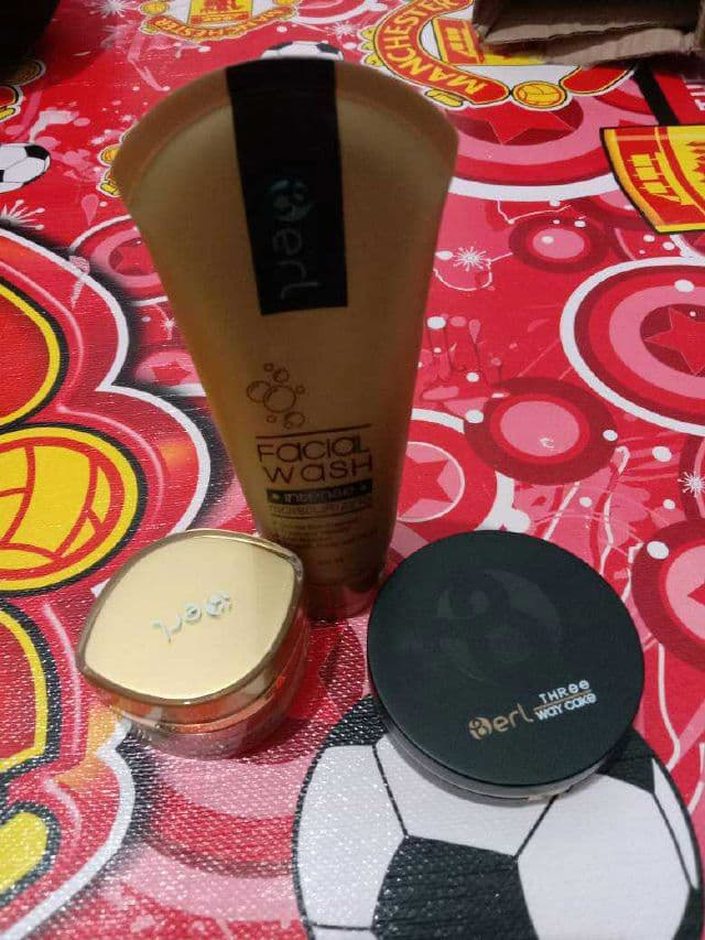 B ERL Facial Wash Intense Moisturizing review photo by Oktaviyanti