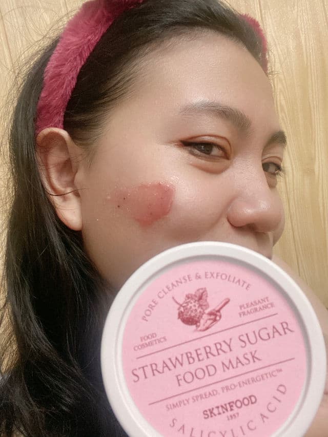 SKINFOOD Pore Cleanse & Exfoliate Strawberry Sugar Food Mask review photo by thihoang