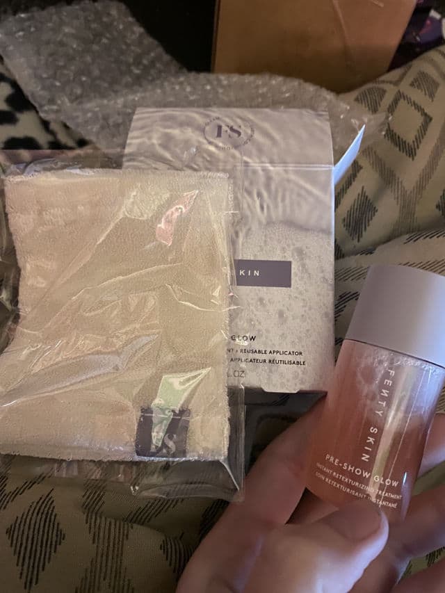 Fenty Skin Pre-Show Glow Instant Retexturizing 10% AHA Treatment review photo by autumnpanko