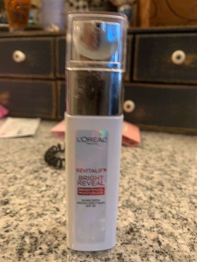 L'Oreal Paris Revitalift Bright Reveal Brightening Day Moisturizer SPF 30 review photo by JenShaf1