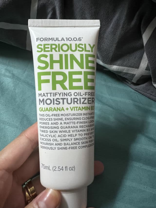Formula 10.0.6 Seriously Shine Free Mattifying Oil Free Moisturizer review photo by A1iah10
