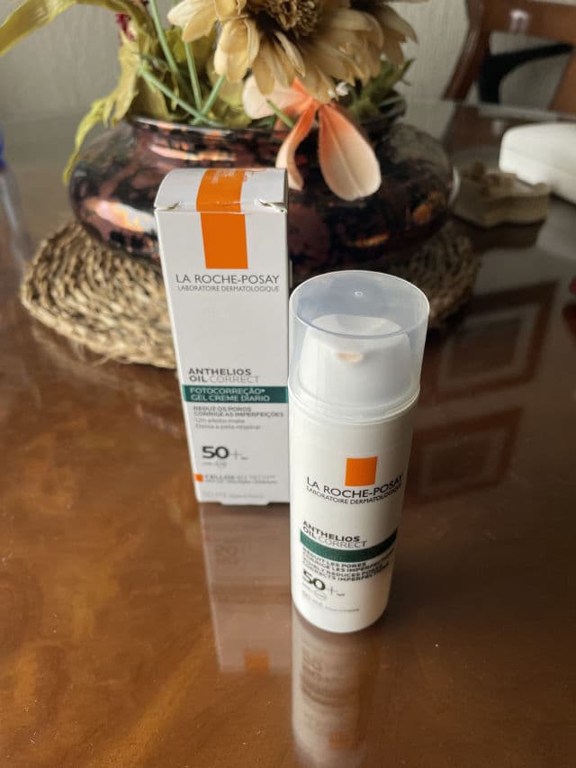 La Roche-Posay Anthelios Oil Correct SPF 50+ review photo by Freemuestras