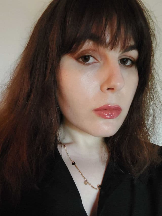 Essence Juicy Bomb Shiny Lipgloss #01 Proud Pitaya review photo by natiLar