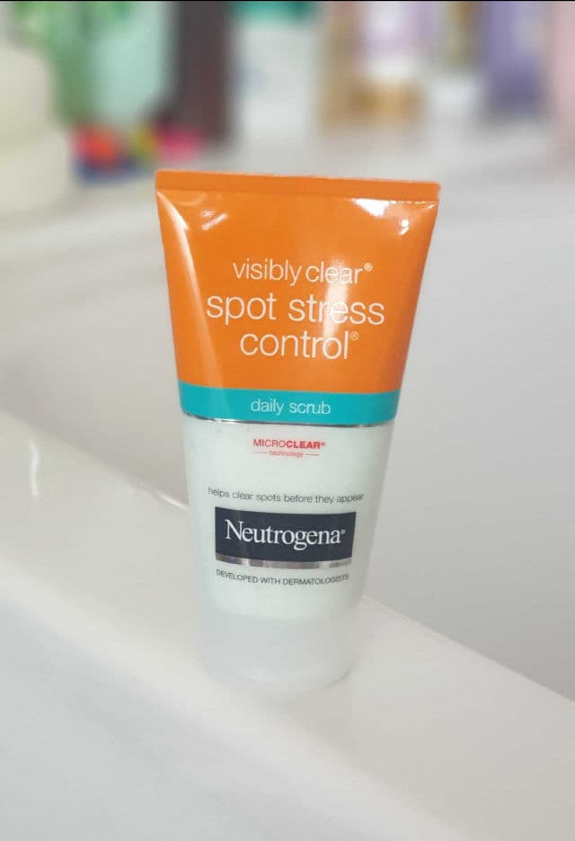 Neutrogena VISIBLY CLEAR Spot Stress Control Daily Scrub review photo by Olunia85