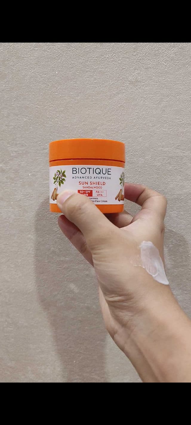 Biotique Bio Sandalwood Sunscreen Lotion SPF 50+ review photo by Hadiyak