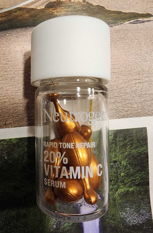 Neutrogena Rapid Tone Repair Vitamin C Serum Capsules review photo by EnxhiB