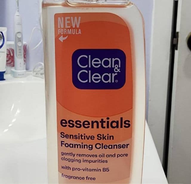 Clean & Clear Essentials Foaming Facial Cleanser review photo by EnxhiB