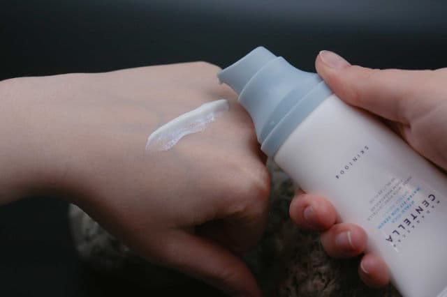 SKIN1004 Madagascar Centella Hyalu-Cica Water-Fit Sun Serum SPF50+ PA++++ review photo by Robynrose