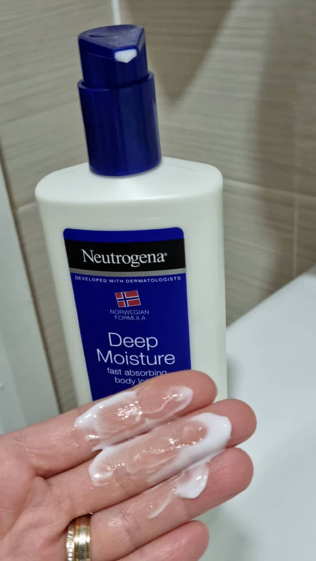 Neutrogena Norwegian Formula Deep Moisture Fast Absorbing Body Lotion review photo by Krys89