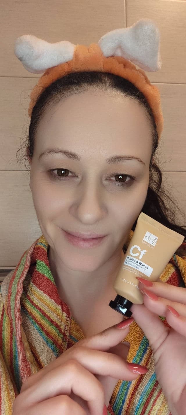 Dr. Botanicals Coffee & Walnut Superfood Renewing Facial Exfoliator review photo by RuggieroIvana