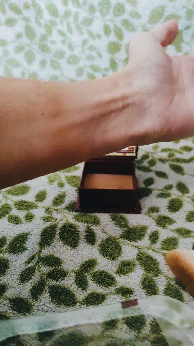 Benefit Cosmetics Hoola Caramel review photo by everglowlasting