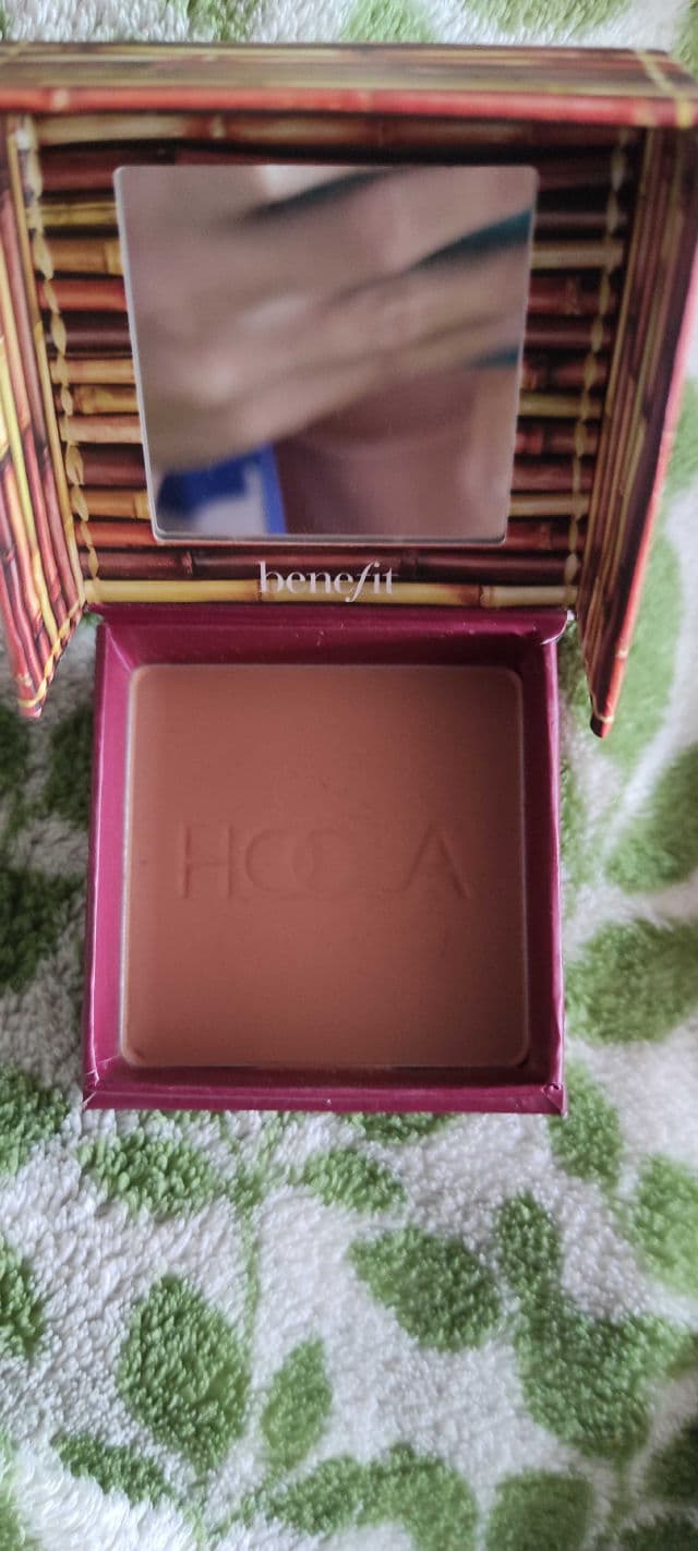 Benefit Cosmetics Hoola Caramel review photo by everglowlasting