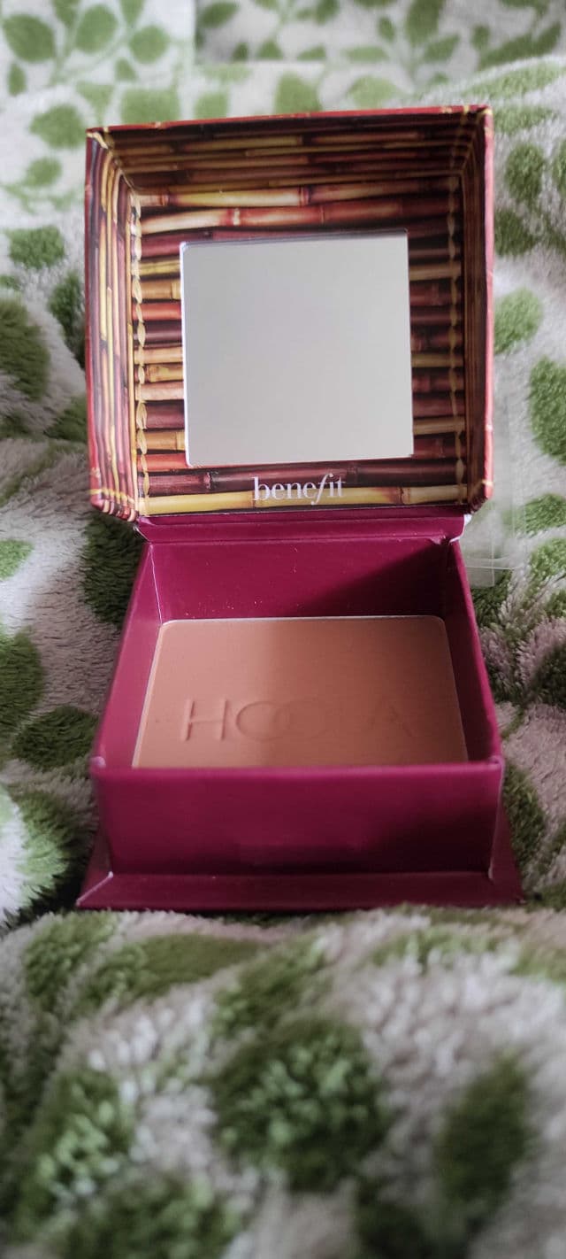Benefit Cosmetics Hoola Caramel review photo by everglowlasting