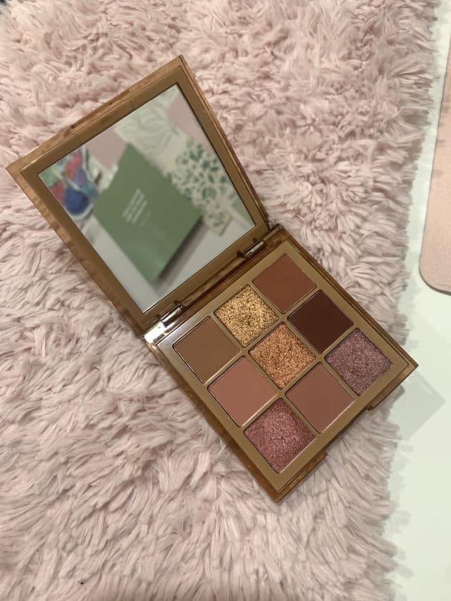 Huda Beauty Nude Obsession Eyeshadow Palette Light review photo by TasTheStuff