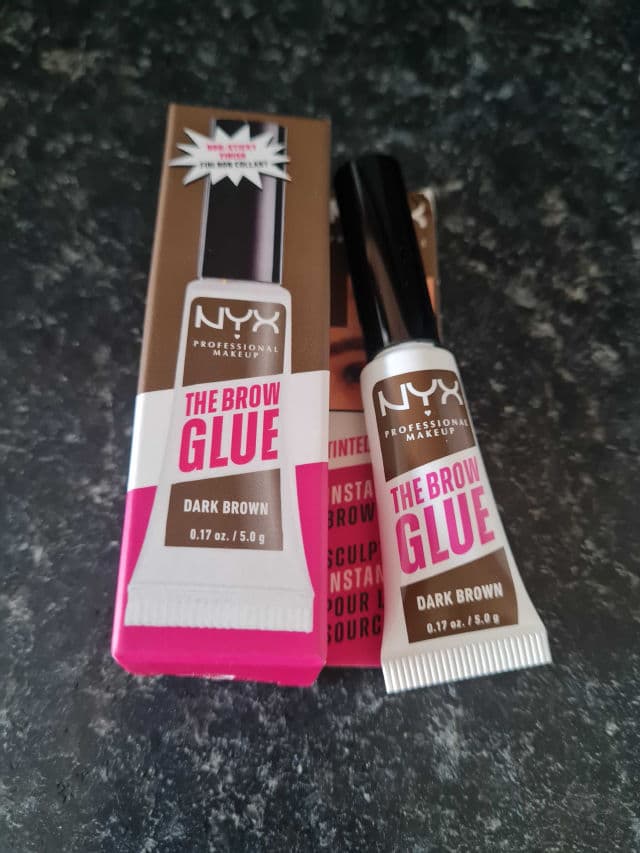 Nyx Cosmetics The Brow Glue Instant Brow Styler review photo by Spectra369