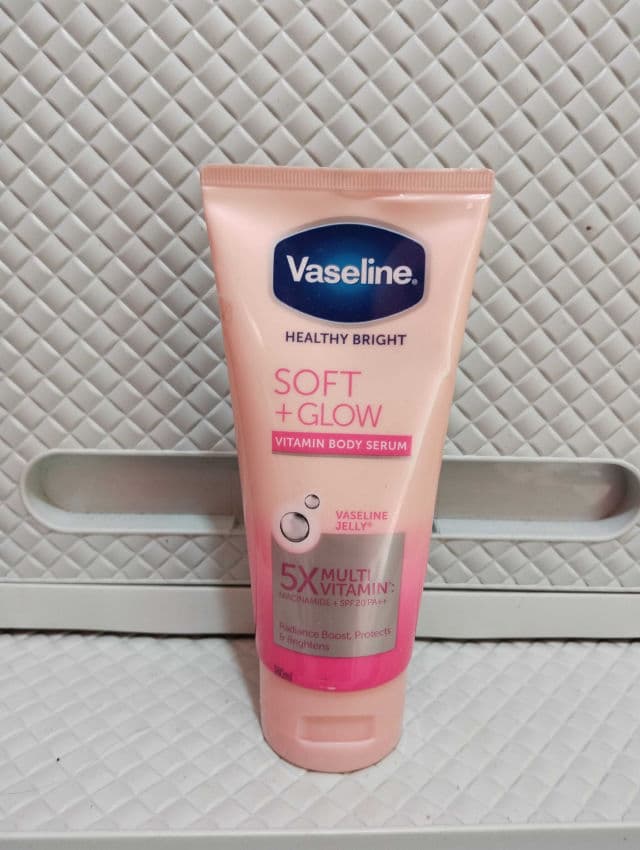 Vaseline Soft Glow Vitamin Body Serum review photo by pickyazka
