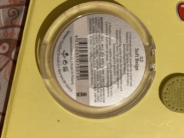 Essence Mattifying Compact Powder review photo by rachymaty