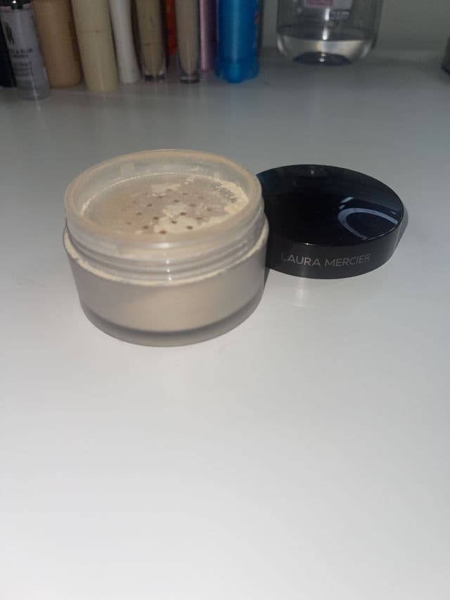 Laura Mercier Translucent Loose Setting Powder review photo by cellysem