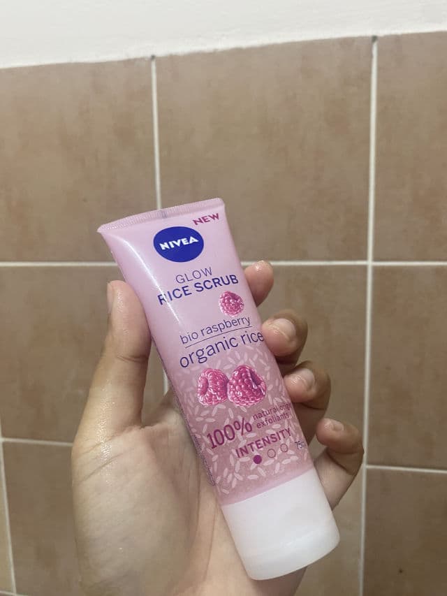 Nivea Glow Rice Face Scrub Organic Rice Bio Raspberry review photo by durratulndn