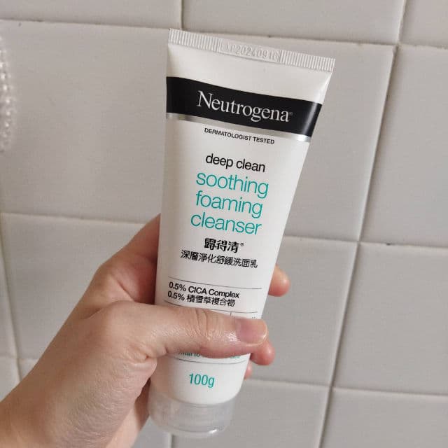 Neutrogena Deep Clean Soothing Foaming Cleanser review photo by geboolin