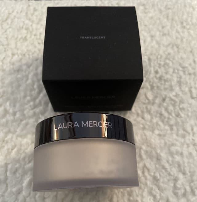 Laura Mercier Translucent Loose Setting Powder - Glow review photo by Lii26