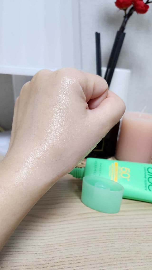 HOLIKA HOLIKA Aloe Soothing Essence Waterproof Sun Cream SPF50+ review photo by lauencorea