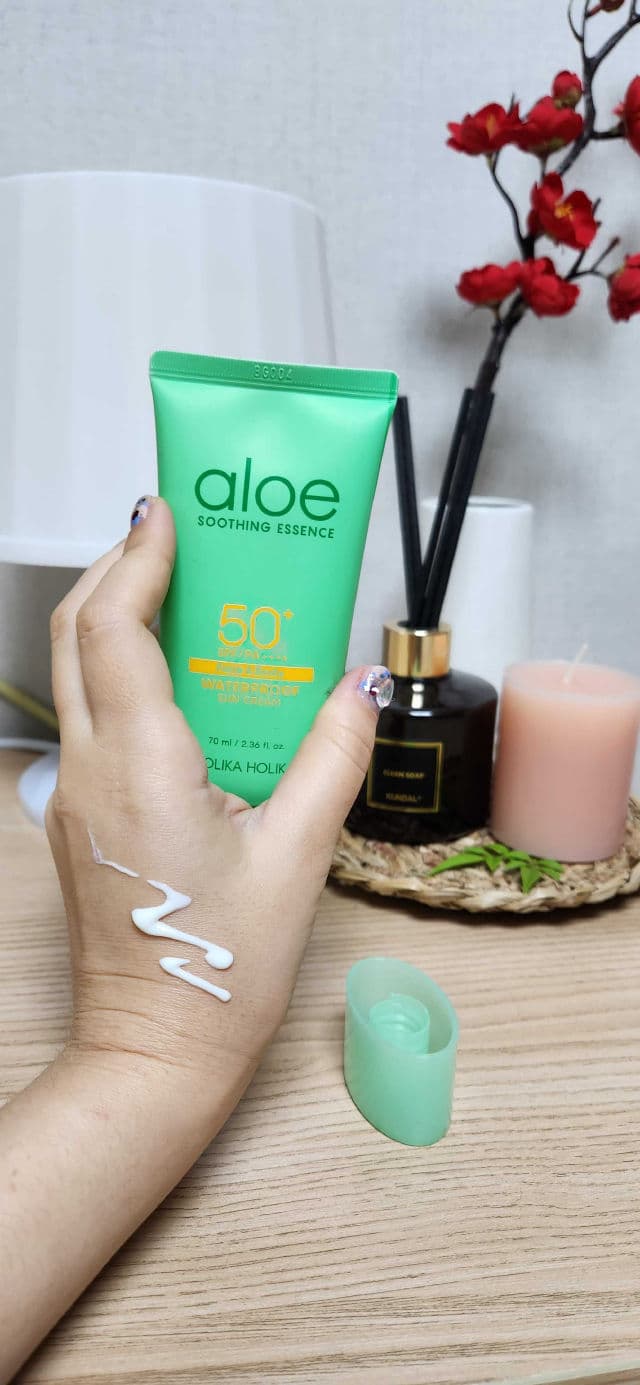 HOLIKA HOLIKA Aloe Soothing Essence Waterproof Sun Cream SPF50+ review photo by lauencorea