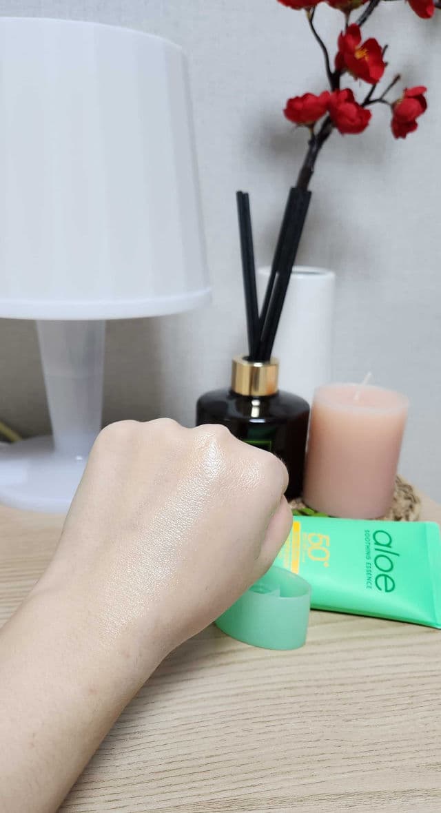 HOLIKA HOLIKA Aloe Soothing Essence Waterproof Sun Cream SPF50+ review photo by lauencorea