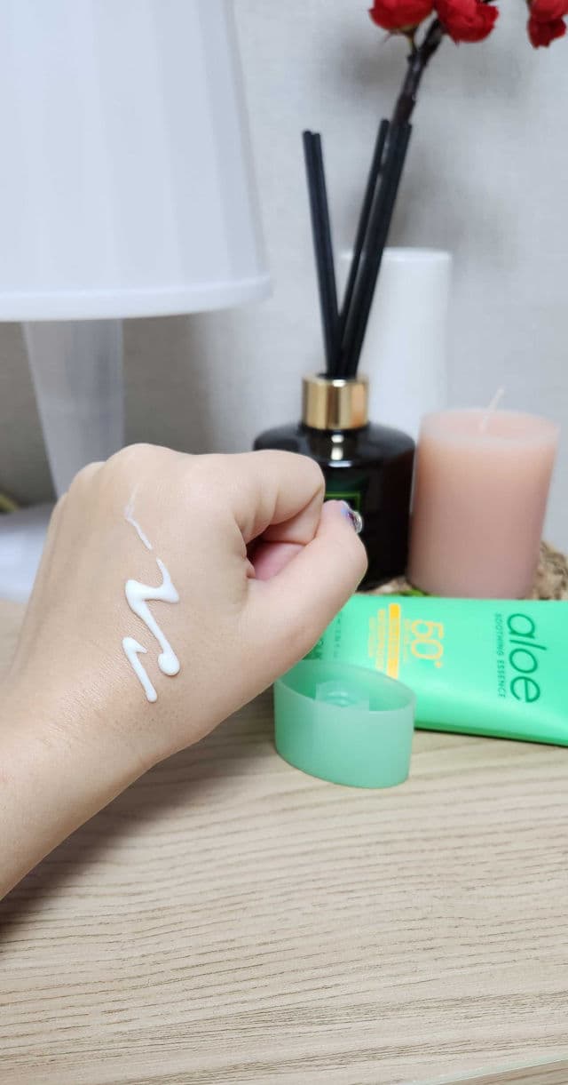 HOLIKA HOLIKA Aloe Soothing Essence Waterproof Sun Cream SPF50+ review photo by lauencorea